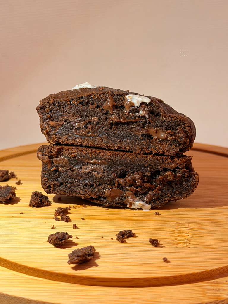 Cookie KitKat artesanal da Crumbsy